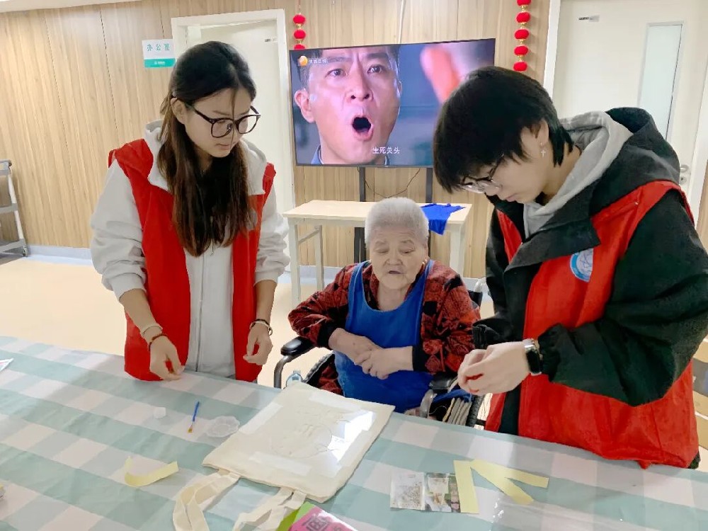 为岁月注入活力，向晚年传递温暖——济宁医学院志愿者走进凤凰怡康敬老活动