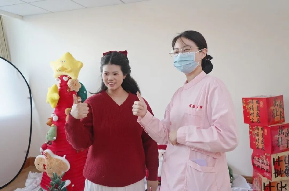 圣诞限定｜凤凰怡康月子中心用镜头定格，属于宝妈的温柔时光