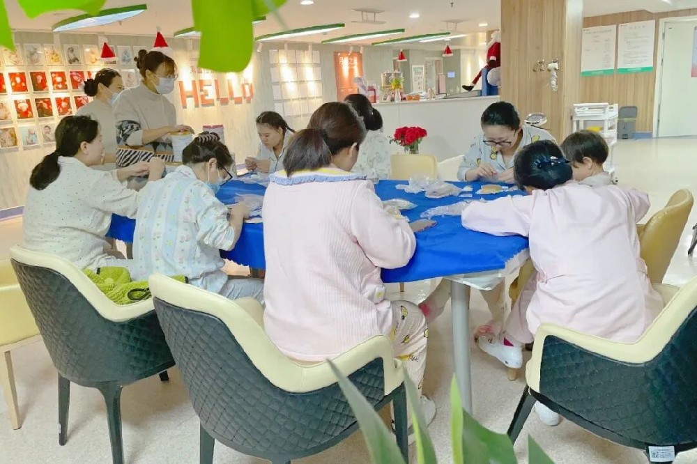 凤凰怡康月子中心宝妈手工课：把色彩填入杯垫，让生活多一点甜