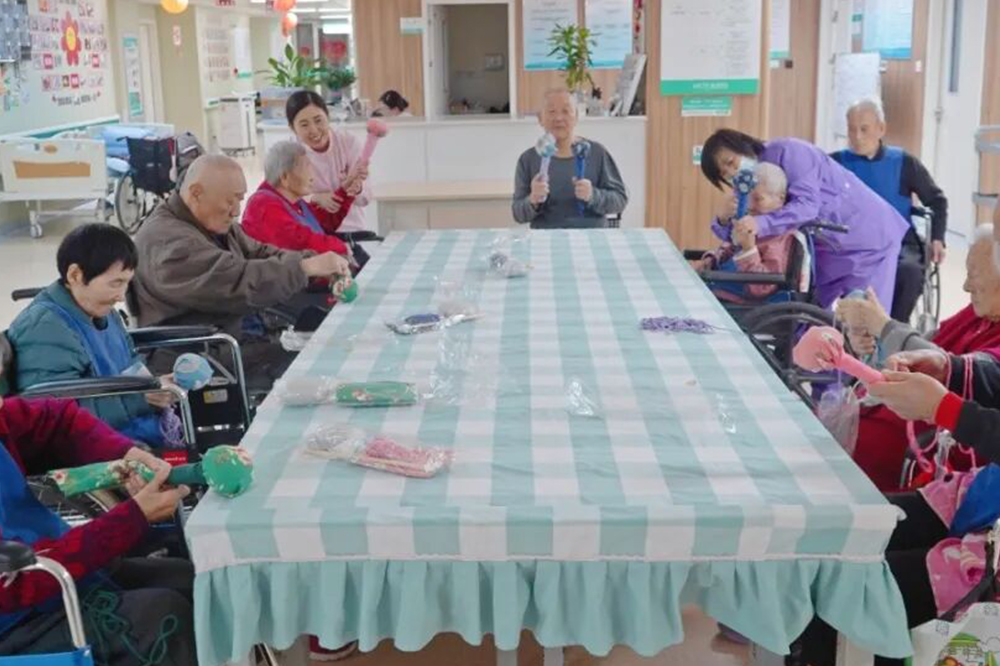 凤凰怡康老年七科长者手工课：巧手制作艾草锤，温情守护夕阳红